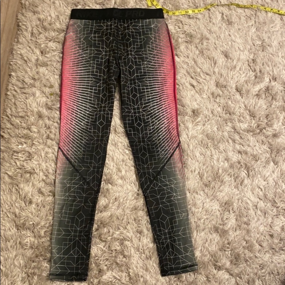 Nike pro workout leggings size Medium black/pink